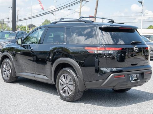 Used 2024 Nissan Pathfinder SV w/ Black Appearance Package AWD/4WD image 9