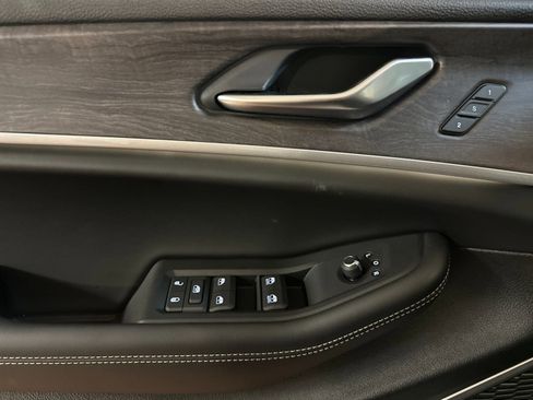 New 2025 Jeep Grand Cherokee Limited w/ Black Appearance Package image 10