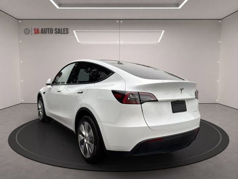 Used 2023 Tesla Model Y AWD image 3
