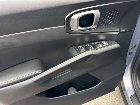 Used 2022 Kia Sorento LX image 19