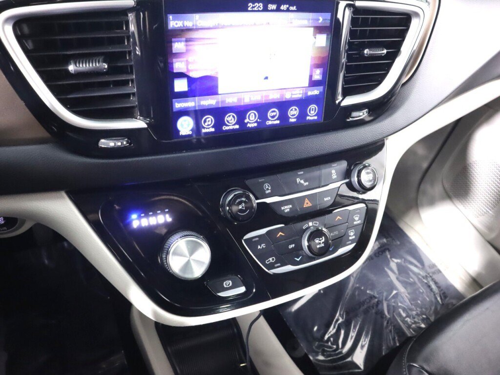 Used 2017 Chrysler Pacifica Touring-L FWD image 15