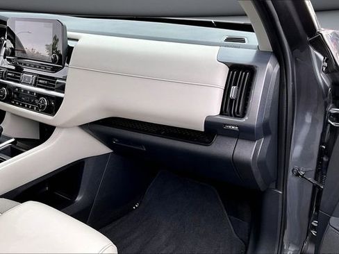 Used 2024 Nissan Pathfinder SL image 27