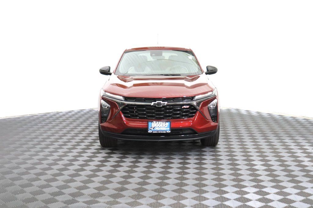 Used 2024 Chevrolet Trax RS w/ Driver Confidence Package FWD image 2