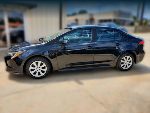 Used 2021 Toyota Corolla LE FWD image 4
