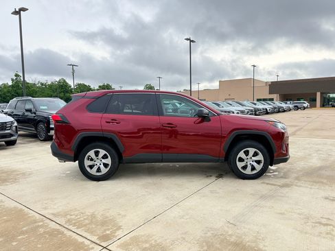 Used 2022 Toyota RAV4 LE FWD image 4