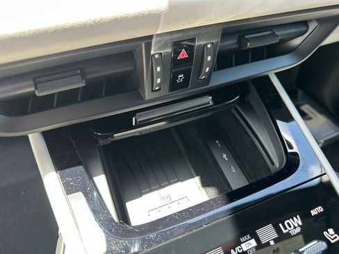 Used 2025 Porsche Cayenne image 25