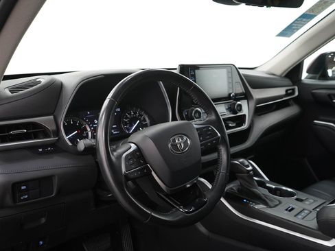 Used 2020 Toyota Highlander XLE AWD/4WD image 26