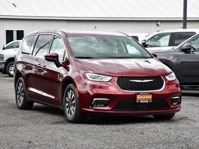 Certified 2023 Chrysler Pacifica Touring-L w/ Uconnect Theater Family Group