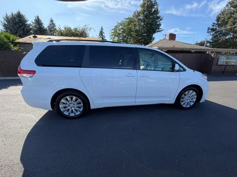 Used 2011 Toyota Sienna XLE AWD/4WD image 4
