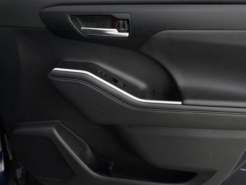 Used 2025 Toyota Highlander XSE image 9