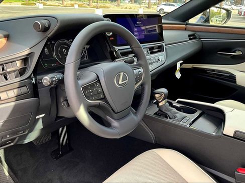 Used 2025 Lexus ES 300h w/ Premium Package image 10