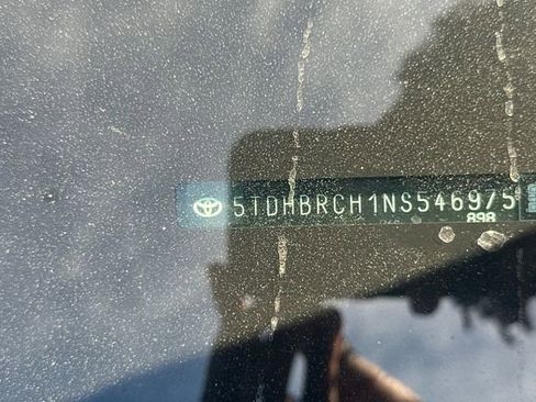 Used 2022 Toyota Highlander XLE image 4