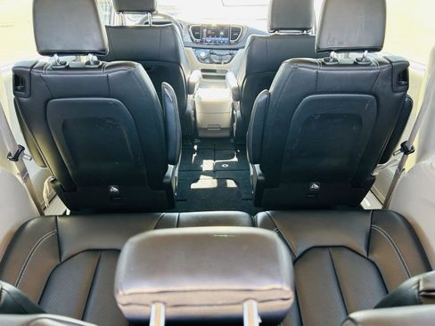 Used 2023 Chrysler Pacifica Touring-L image 29
