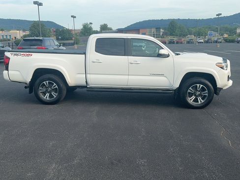 Used 2019 Toyota Tacoma TRD Sport AWD/4WD image 4