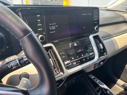 Certified 2023 Kia Sorento SX Prestige AWD/4WD image 11