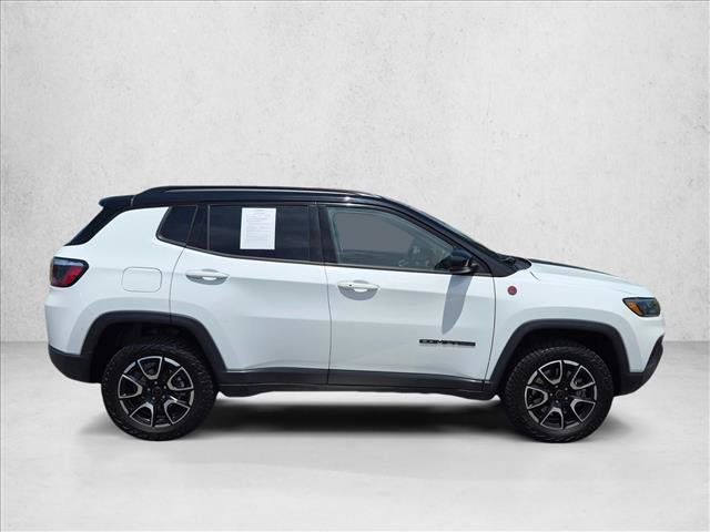 Used 2025 Jeep Compass Trailhawk w/ Trailer Tow Group AWD/4WD image 4