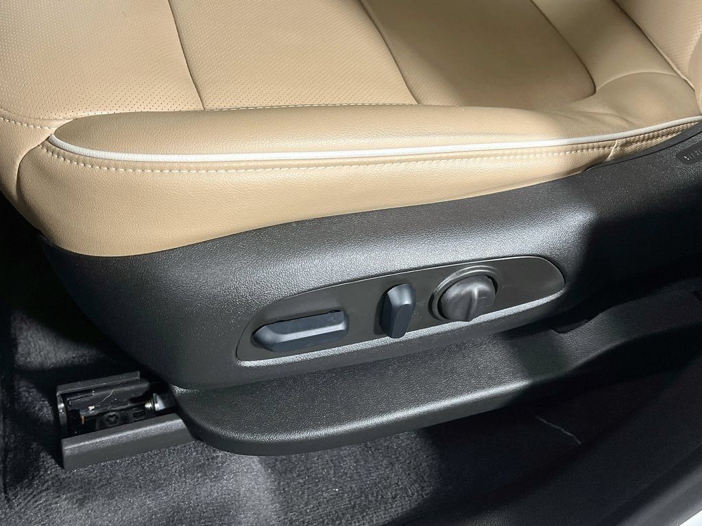 Used 2023 Chevrolet Traverse Premier AWD/4WD image 19