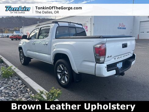 Used 2016 Toyota Tacoma Limited image 10