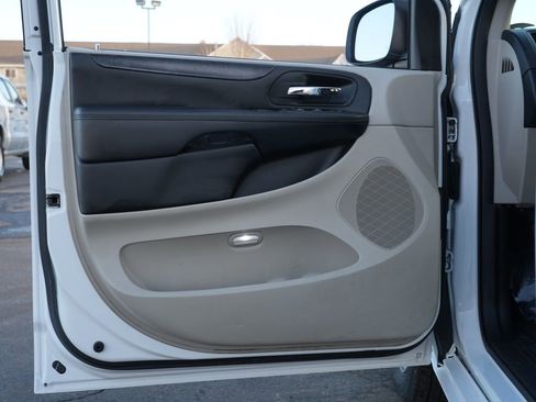 Used 2018 Dodge Grand Caravan SE w/ UConnect Hands-Free Group image 14