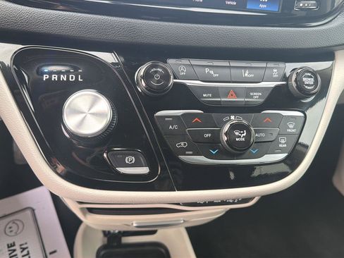 Used 2024 Chrysler Pacifica Touring-L image 27