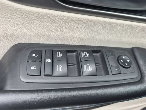 Used 2021 Chrysler Pacifica Touring-L FWD image 29