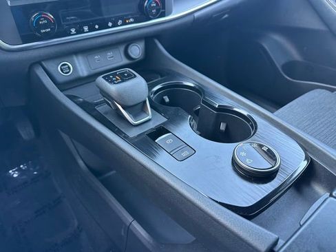 Used 2023 Nissan Rogue SV image 31