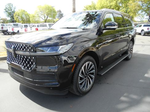 Used 2025 Lincoln Navigator L Black Label image 1