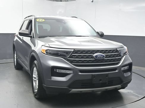 Used 2023 Ford Explorer XLT w/ Equipment Group 202A RWD image 2