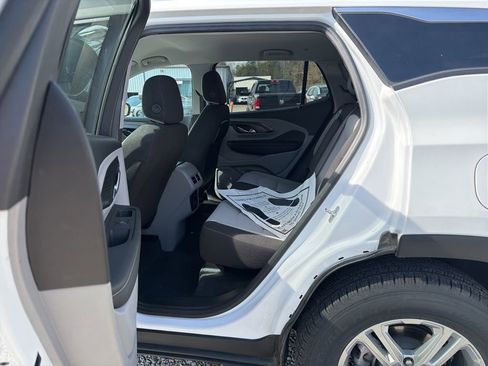Used 2024 GMC Terrain SLE image 9