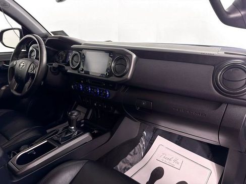 Used 2022 Toyota Tacoma TRD Off-Road image 31