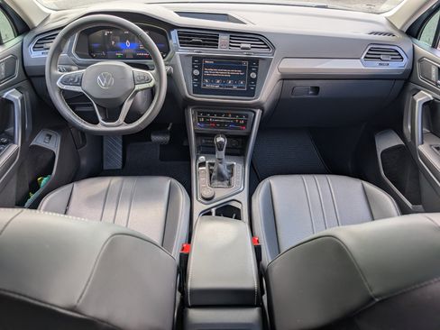 Used 2024 Volkswagen Tiguan SE w/ Panoramic Sunroof Package image 25