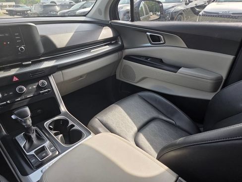 Used 2023 Kia Carnival LX FWD image 16