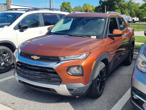 Used 2021 Chevrolet TrailBlazer LT w/ Premium Seating Package FWD image 3