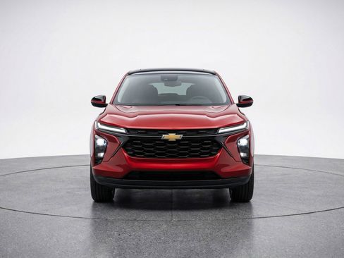 Used 2025 Chevrolet Trax LT image 2