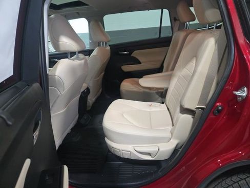 Used 2023 Toyota Highlander XLE image 19