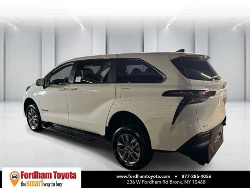 Used 2025 Toyota Sienna LE FWD image 5
