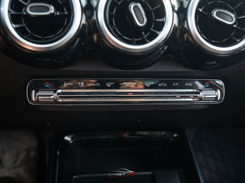Used 2020 Mercedes-Benz GLB 250 4MATIC w/ Premium Package image 29