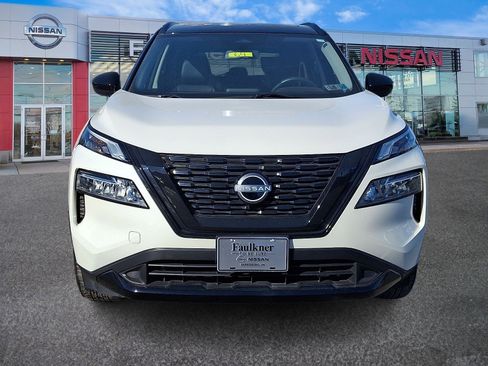 Used 2023 Nissan Rogue SV image 2