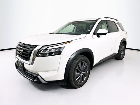 Used 2025 Nissan Pathfinder SV image 3