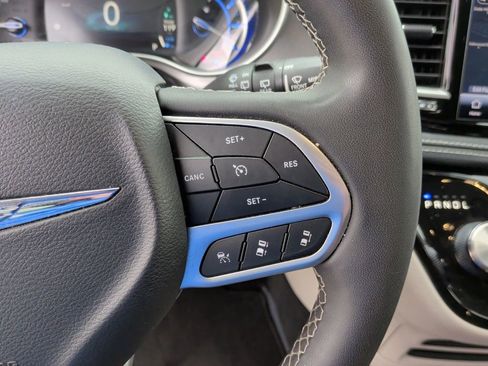 Used 2024 Chrysler Pacifica Limited FWD image 18