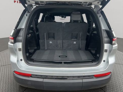 Used 2024 Jeep Grand Cherokee L Laredo image 24