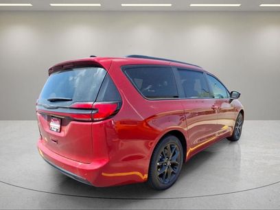 New 2026 Chrysler Pacifica Select w/ S Appearance Package
