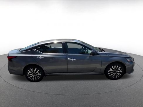 Used 2025 Nissan Altima 2.5 SV FWD image 13