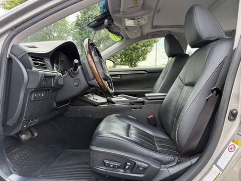 Used 2017 Lexus ES 300h FWD image 11