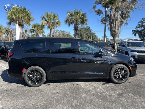 New 2026 Chrysler Pacifica Select w/ S Appearance Package image 9