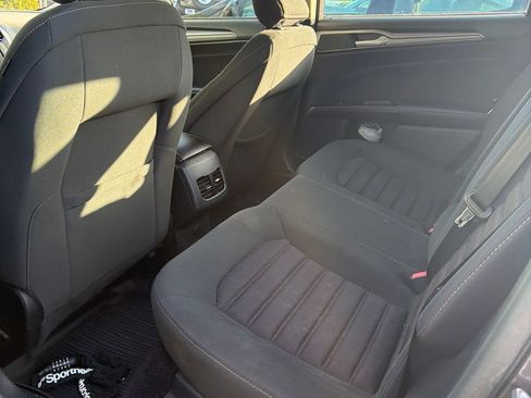 Used 2017 Ford Fusion SE w/ Fusion SE Technology Package FWD image 13