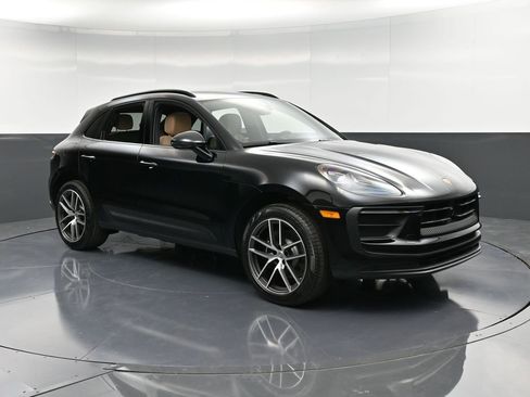 Certified 2025 Porsche Macan AWD/4WD image 10