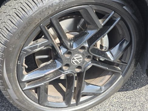 Certified 2025 Volkswagen Tiguan SE R-Line image 19