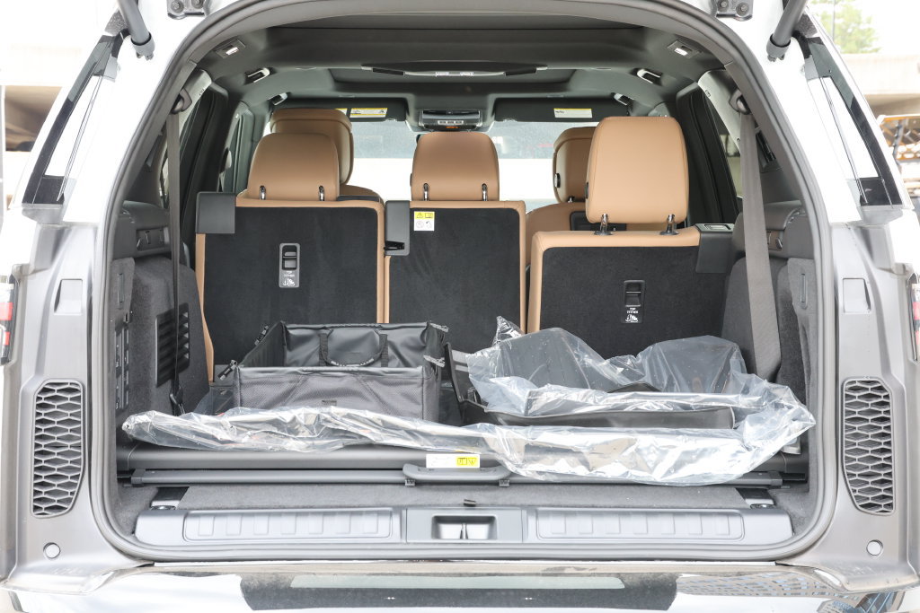 New 2026 Land Rover Discovery Limited Edition AWD/4WD image 8