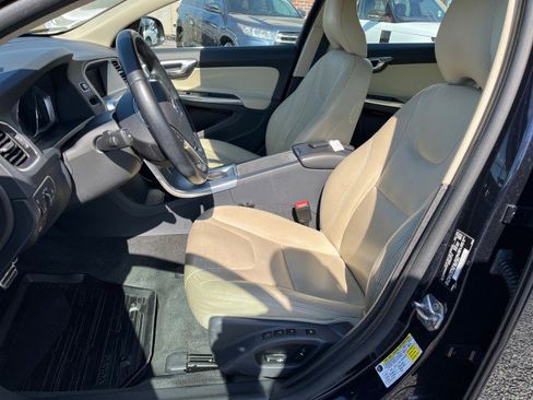Used 2017 Volvo V60 T5 Premier w/ Convenience Package FWD image 12